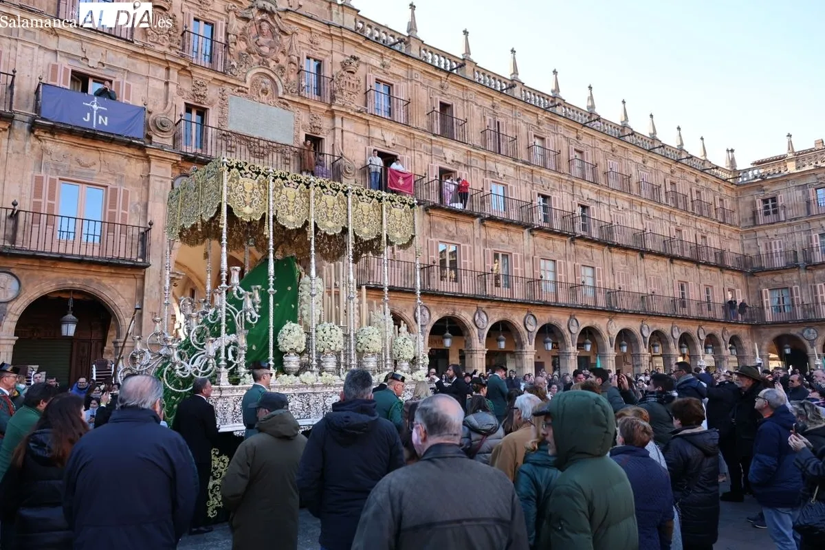 La Esperanza marca una madrugada de Viernes Santo sin el Buena Muerte | FOTOS: David Sañudo