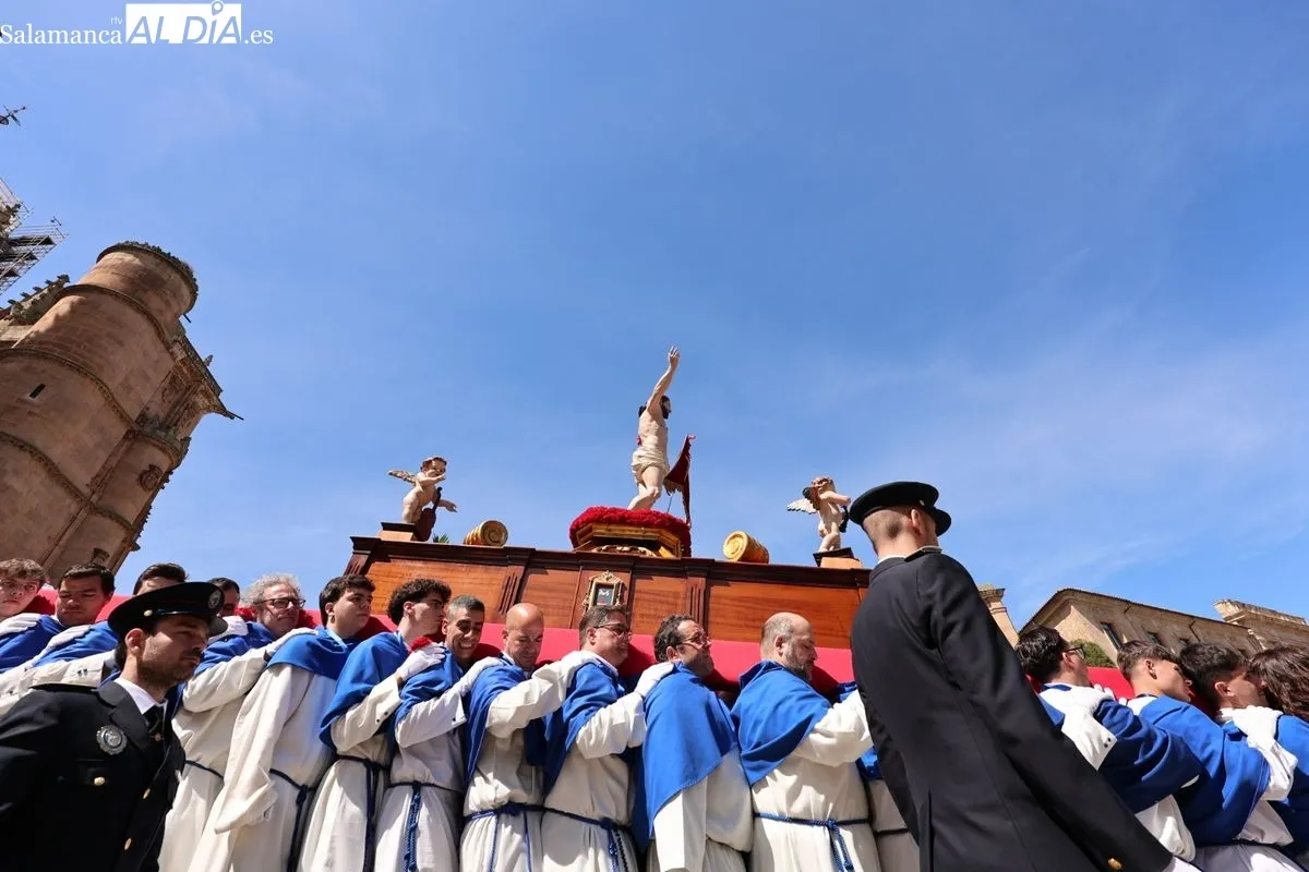 El encuentro entre Jesús Resucitado y la Virgen de la Alegría pone el broche de oro a la Semana Santa de Salamanca | FOTOS: David Sañudo 