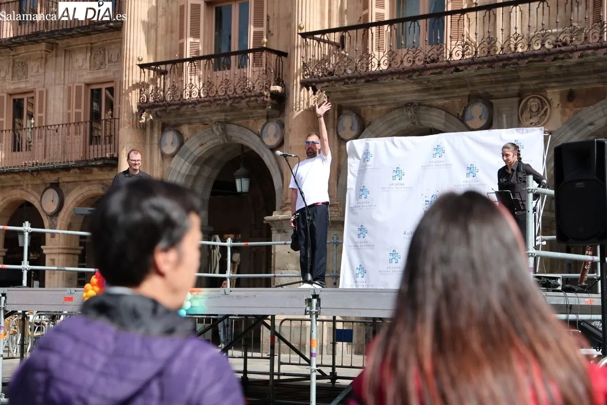 Marea azul en la Plaza Mayor de Salamanca para exigir la inclusión real del autismo | FOTOS: David Sañudo