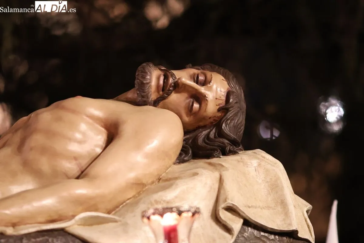 El silencio y el respeto marcan la procesión del Cristo Yacente | FOTOS: David Sañudo  