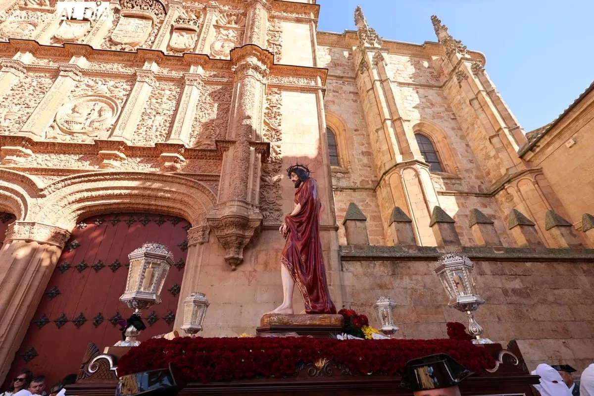 El Vía Crucis recorre Salamanca con su tradicional parada en el Hospital de la Trinidad | FOTOS: David Sañudo 