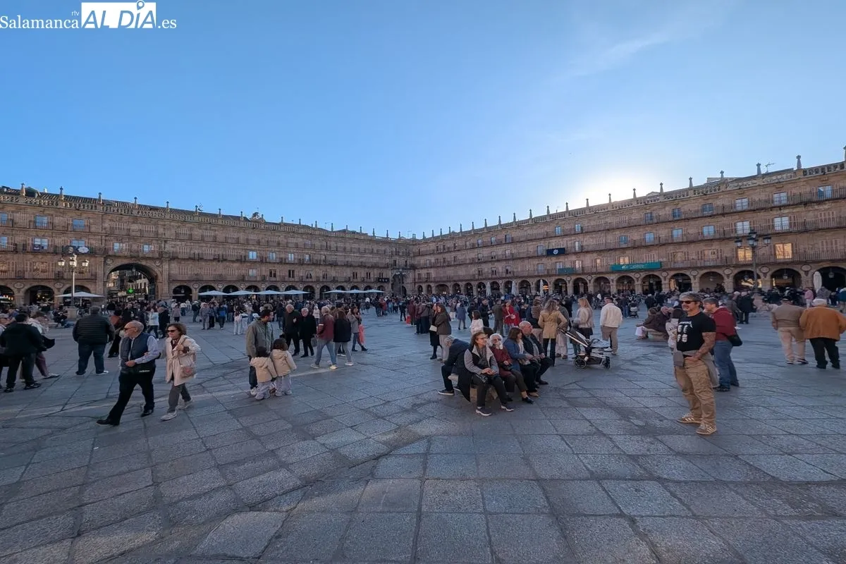 El buen tiempo y las procesiones llenan el centro de Salamanca este Jueves Santo | FOTOS: David Sañudo