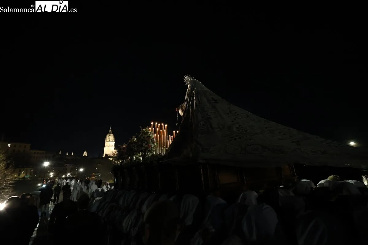 El Cristo del Amor y de la Paz y María Nuestra Madre cruza el Puente Romano arropado por multitud de fieles | FOTOS: David Sañudo 