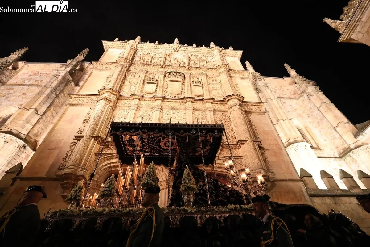 Fervor y devoción en el regreso de La Soledad a las calles de Salamanca | FOTOS: David Sañudo