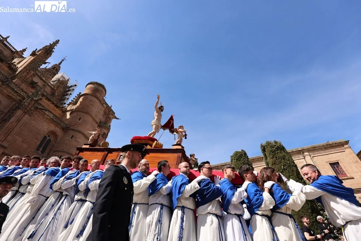 El encuentro entre Jesús Resucitado y la Virgen de la Alegría pone el broche de oro a la Semana Santa de Salamanca | FOTOS: David Sañudo 