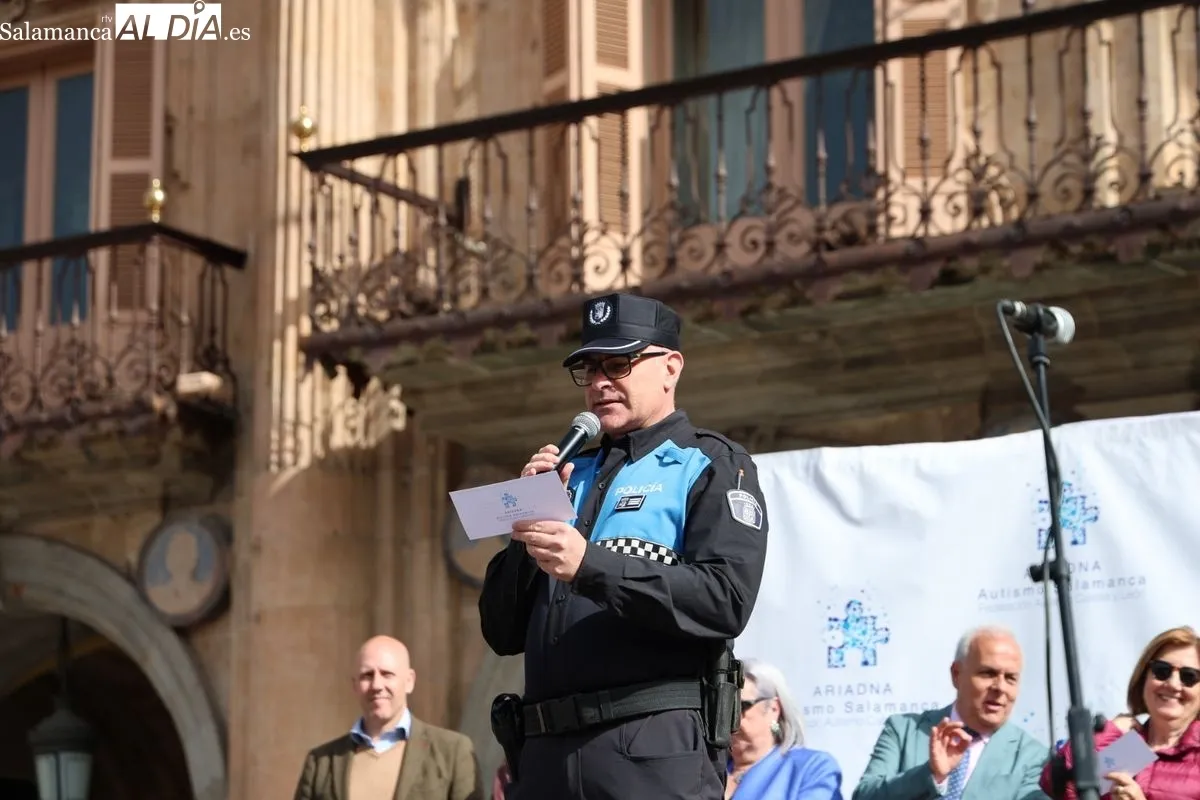 Marea azul en la Plaza Mayor de Salamanca para exigir la inclusión real del autismo | FOTOS: David Sañudo