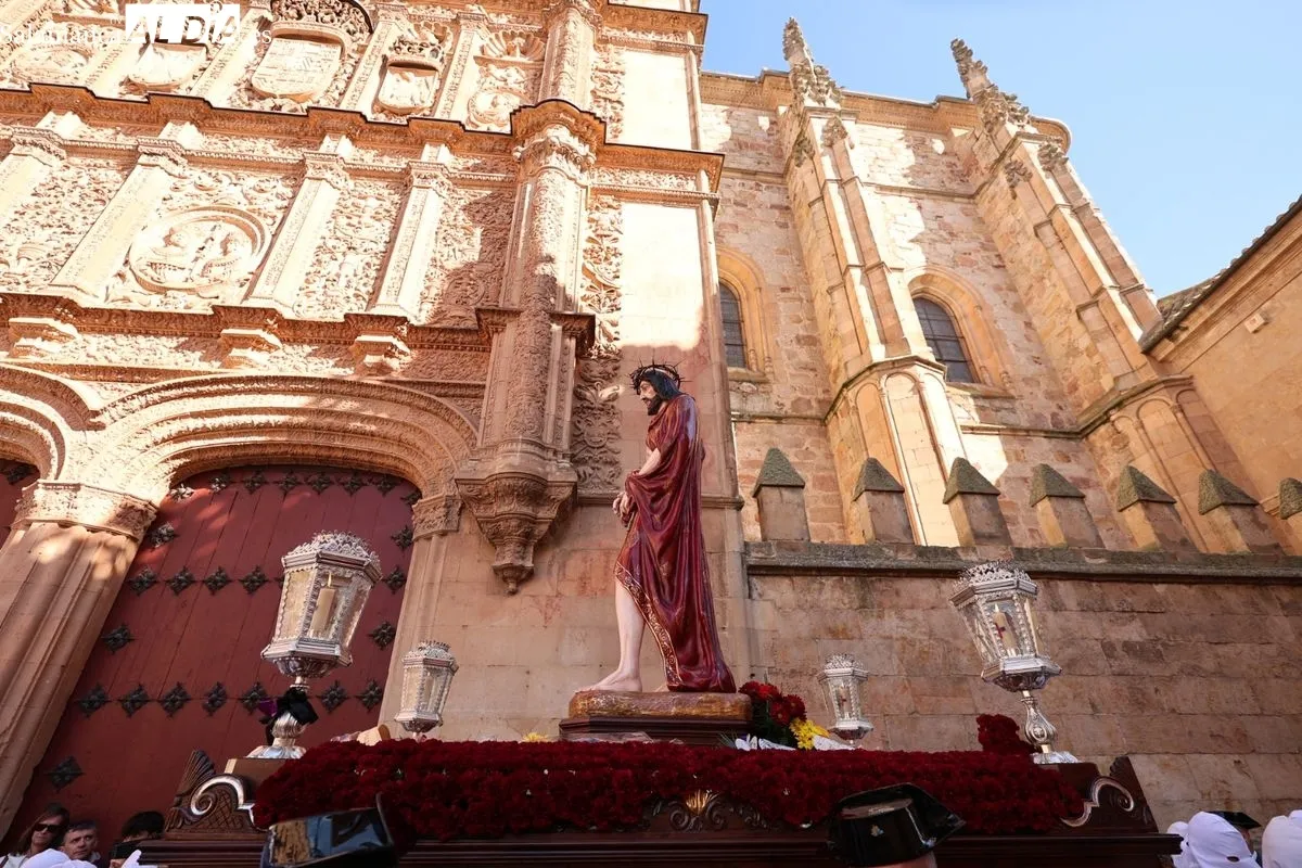 El Vía Crucis recorre Salamanca con su tradicional parada en el Hospital de la Trinidad | FOTOS: David Sañudo 