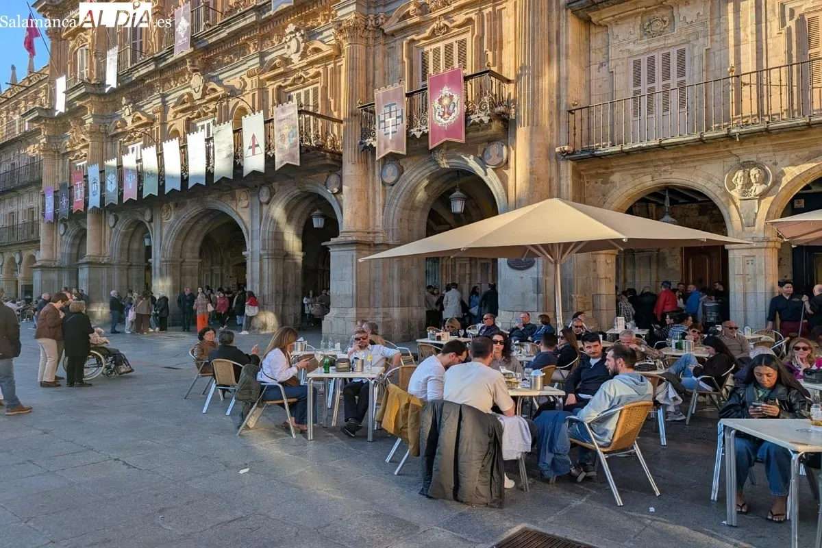 El buen tiempo y las procesiones llenan el centro de Salamanca este Jueves Santo | FOTOS: David Sañudo