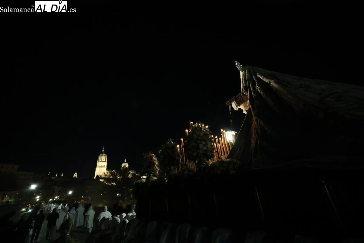 El Cristo del Amor y de la Paz y María Nuestra Madre cruza el Puente Romano arropado por multitud de fieles | FOTOS: David Sañudo 