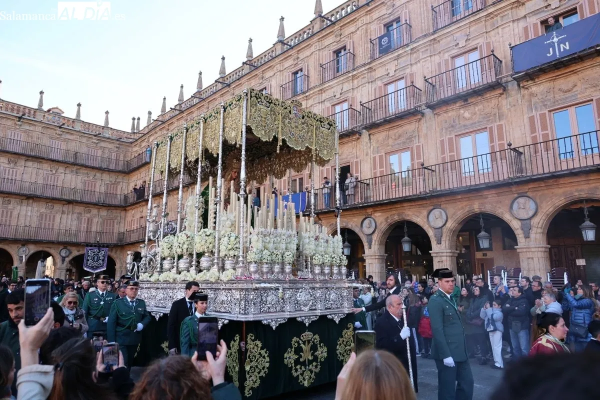 La Esperanza marca una madrugada de Viernes Santo sin el Buena Muerte | FOTOS: David Sañudo