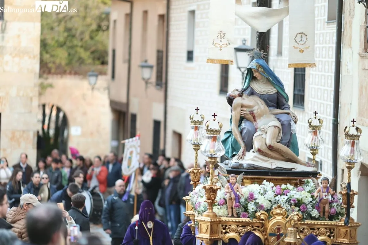 Fervor y multitud en la esperada salida de Jesús Rescatado desde San Pablo | FOTOS: David Sañudo
