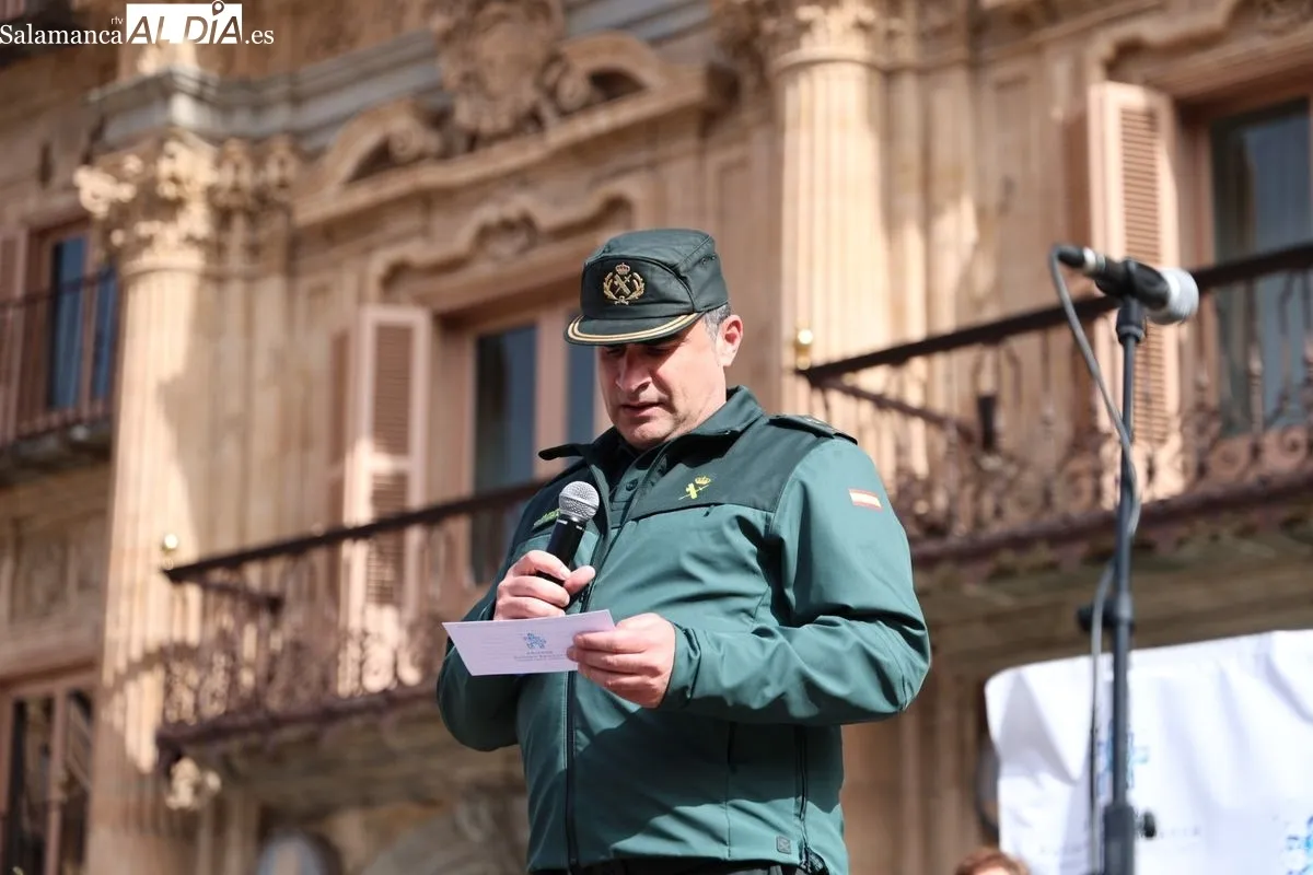 Marea azul en la Plaza Mayor de Salamanca para exigir la inclusión real del autismo | FOTOS: David Sañudo