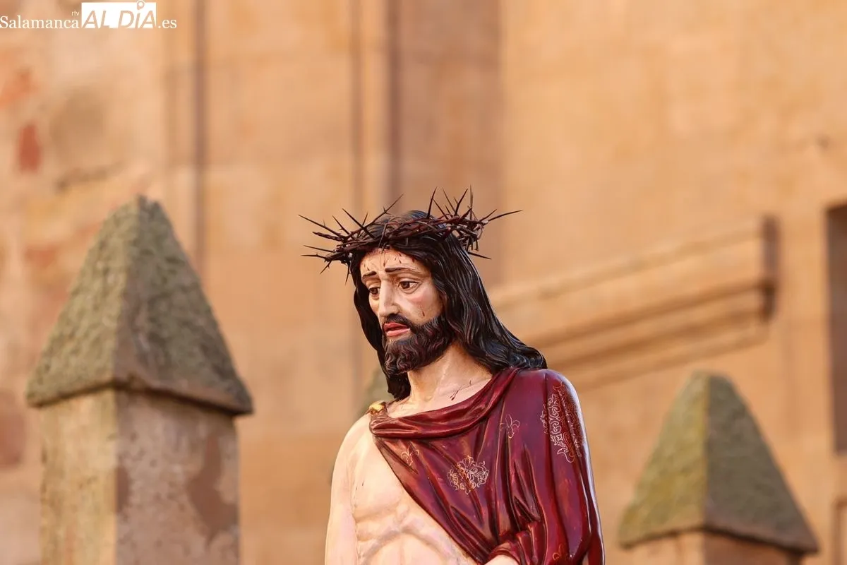 El Vía Crucis recorre Salamanca con su tradicional parada en el Hospital de la Trinidad | FOTOS: David Sañudo 