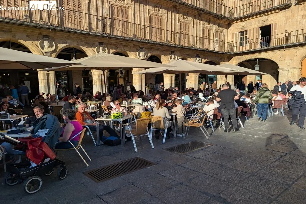 El buen tiempo y las procesiones llenan el centro de Salamanca este Jueves Santo | FOTOS: David Sañudo