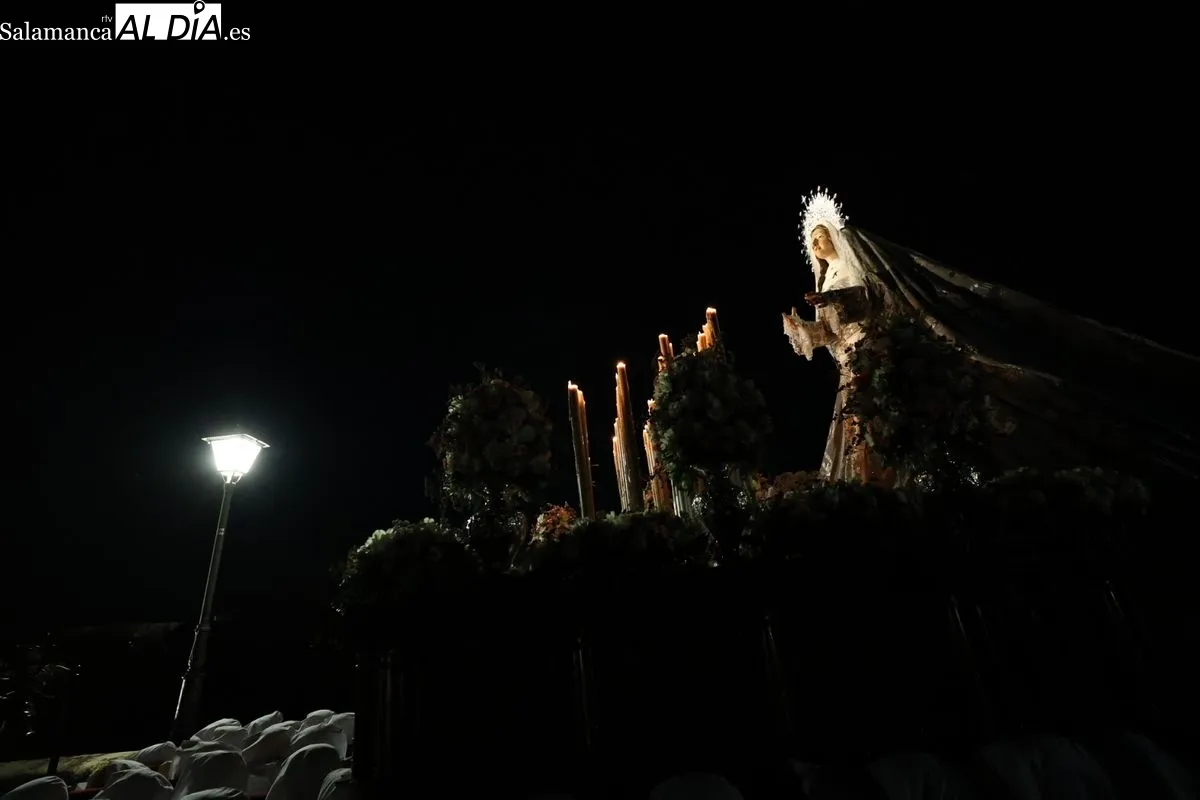 El Cristo del Amor y de la Paz y María Nuestra Madre cruza el Puente Romano arropado por multitud de fieles | FOTOS: David Sañudo 