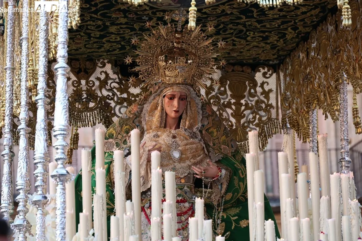 La Esperanza marca una madrugada de Viernes Santo sin el Buena Muerte | FOTOS: David Sañudo