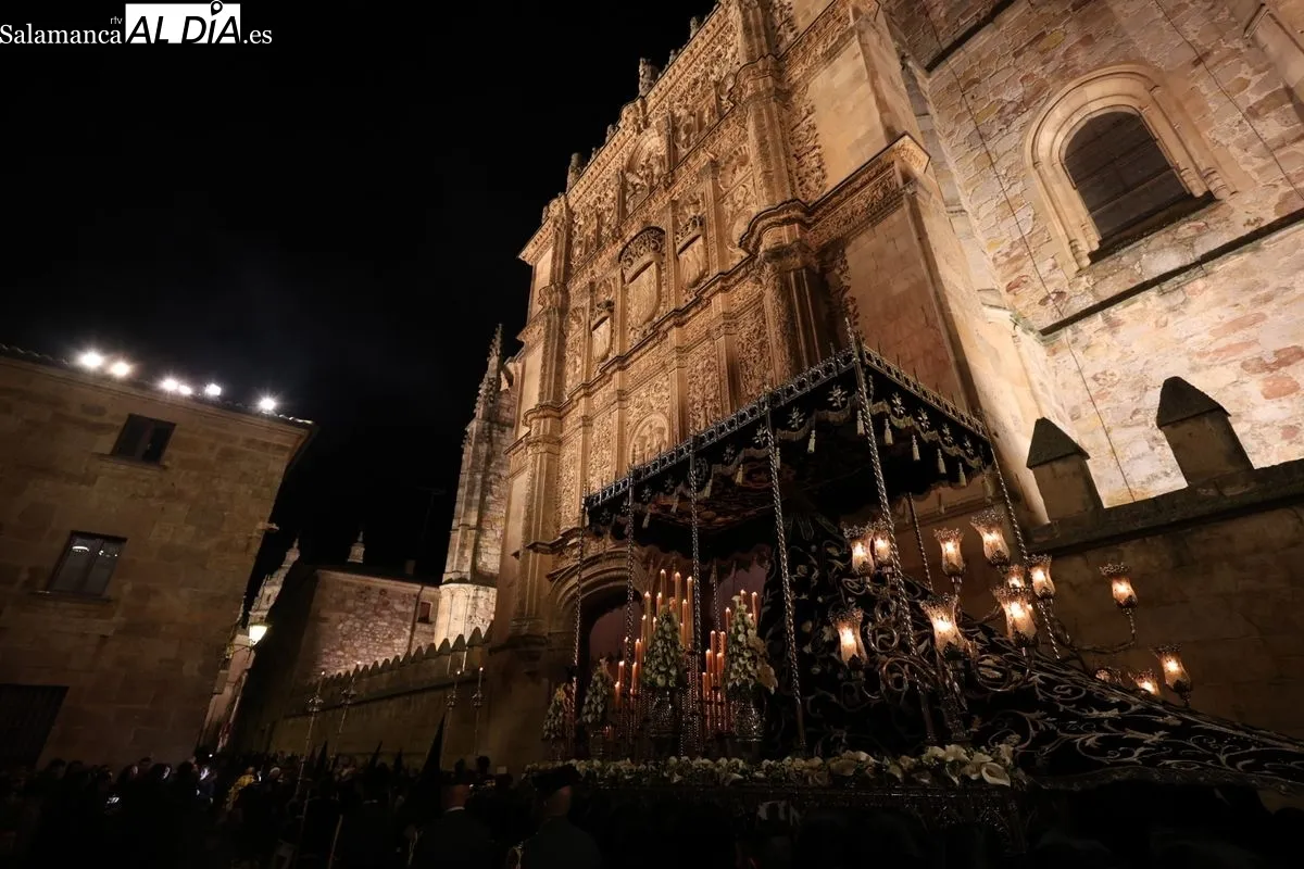 Fervor y devoción en el regreso de La Soledad a las calles de Salamanca | FOTOS: David Sañudo