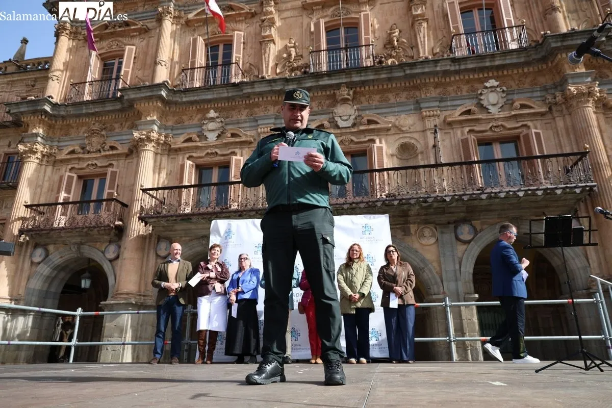 Marea azul en la Plaza Mayor de Salamanca para exigir la inclusión real del autismo | FOTOS: David Sañudo