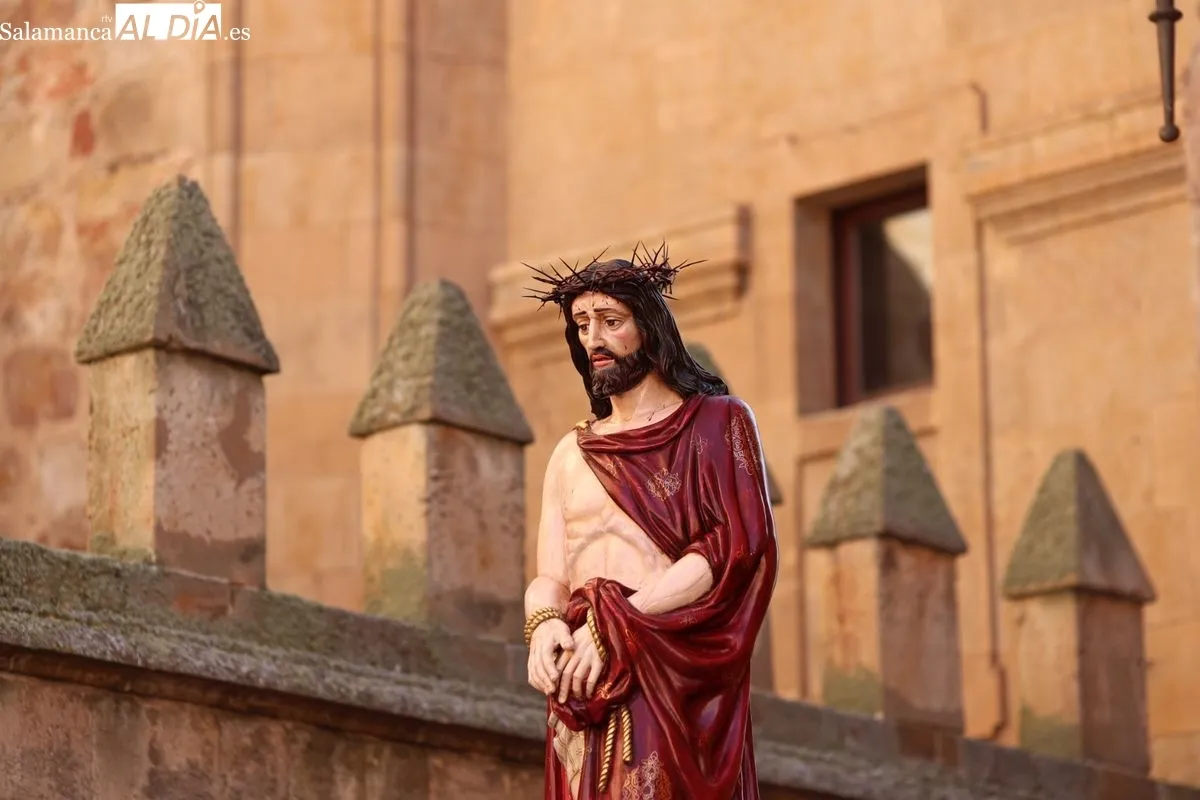 El Vía Crucis recorre Salamanca con su tradicional parada en el Hospital de la Trinidad | FOTOS: David Sañudo 