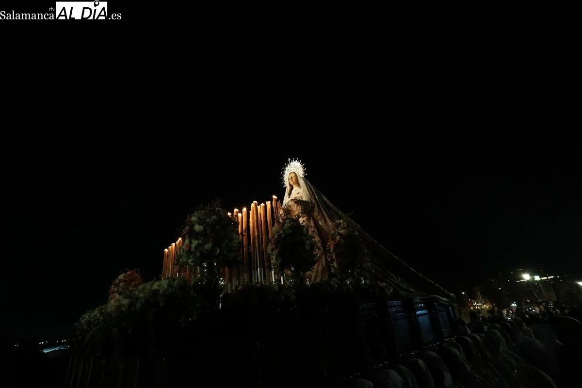 El Cristo del Amor y de la Paz y María Nuestra Madre cruza el Puente Romano arropado por multitud de fieles | FOTOS: David Sañudo 