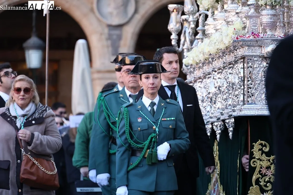 La Esperanza marca una madrugada de Viernes Santo sin el Buena Muerte | FOTOS: David Sañudo