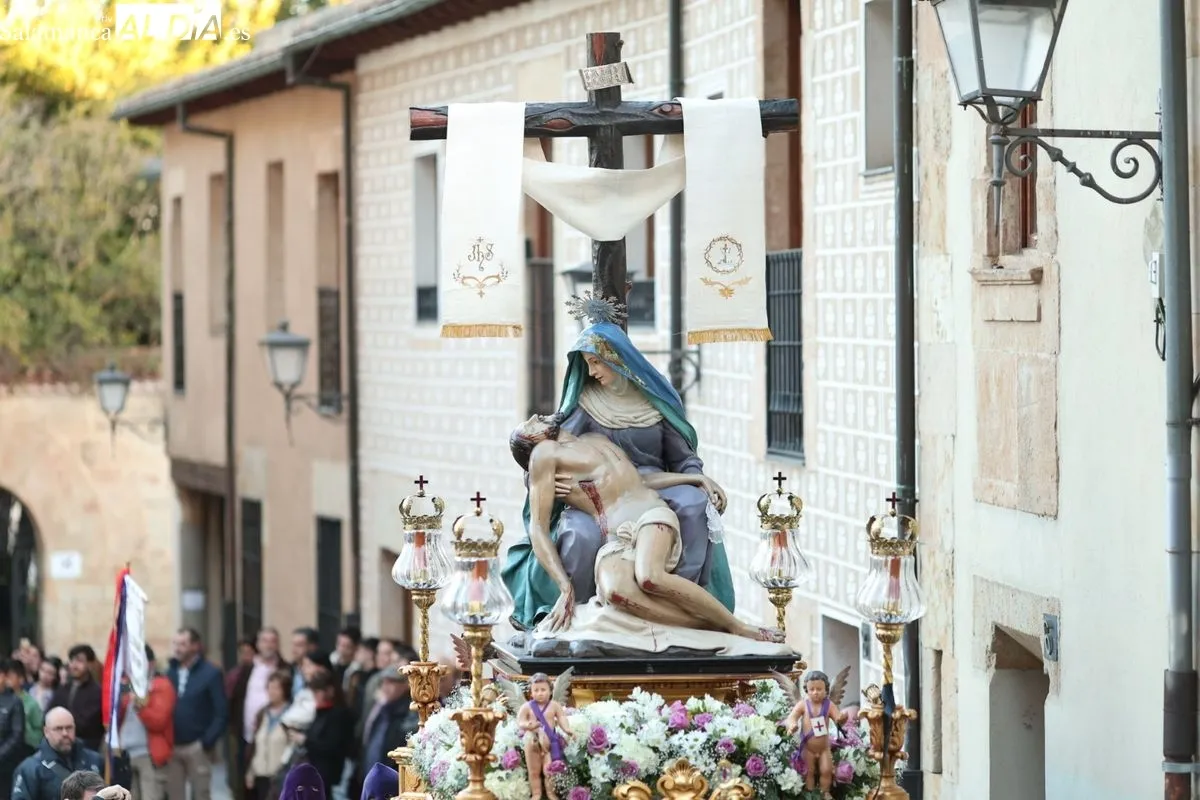 Fervor y multitud en la esperada salida de Jesús Rescatado desde San Pablo | FOTOS: David Sañudo