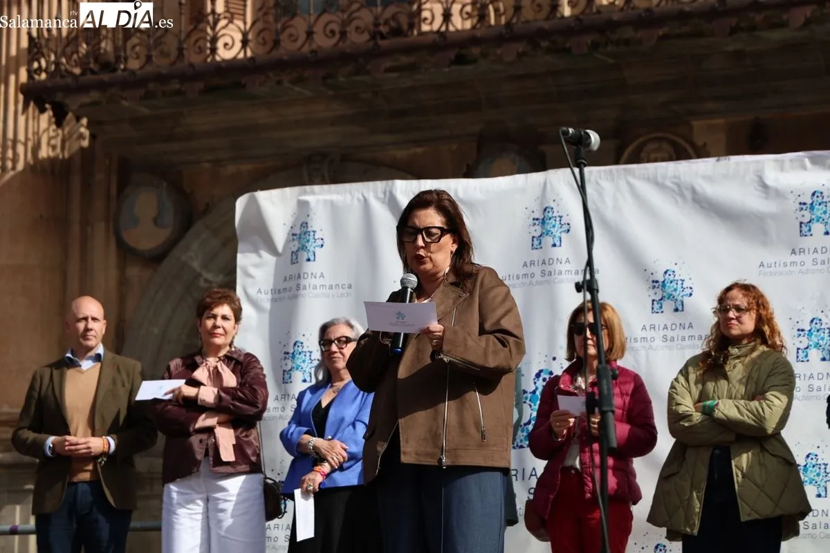 Marea azul en la Plaza Mayor de Salamanca para exigir la inclusión real del autismo | FOTOS: David Sañudo