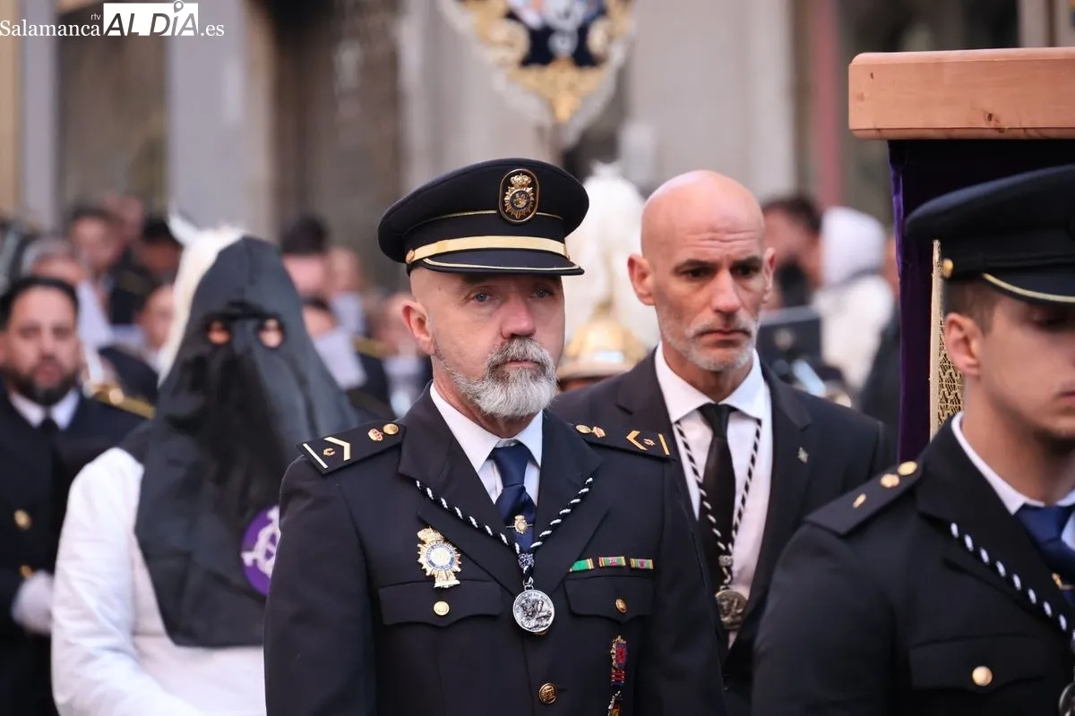 La Esperanza marca una madrugada de Viernes Santo sin el Buena Muerte | FOTOS: David Sañudo