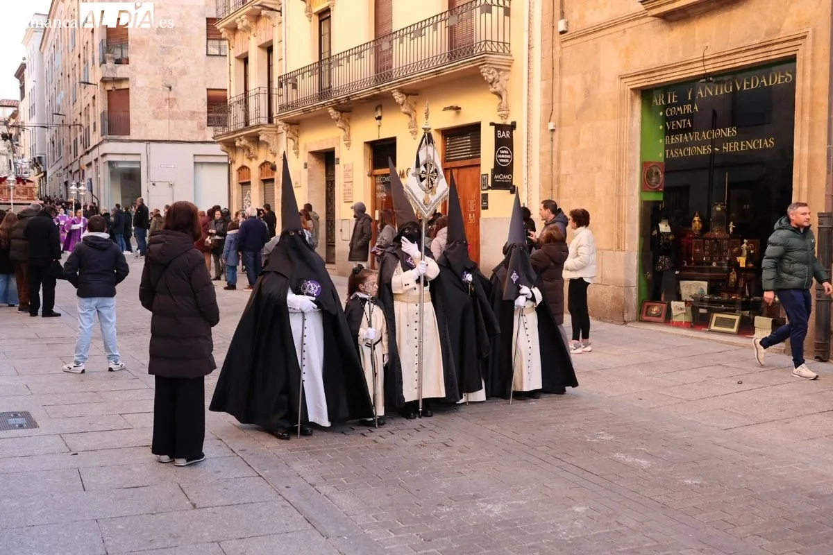 La Esperanza marca una madrugada de Viernes Santo sin el Buena Muerte | FOTOS: David Sañudo
