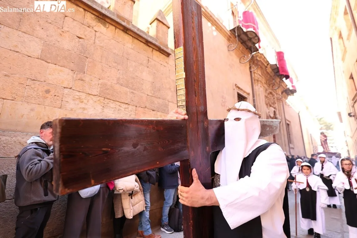El Vía Crucis recorre Salamanca con su tradicional parada en el Hospital de la Trinidad | FOTOS: David Sañudo 