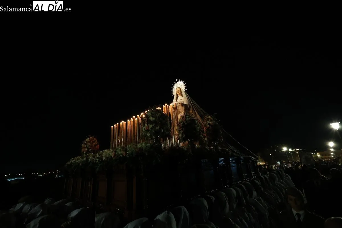 El Cristo del Amor y de la Paz y María Nuestra Madre cruza el Puente Romano arropado por multitud de fieles | FOTOS: David Sañudo 