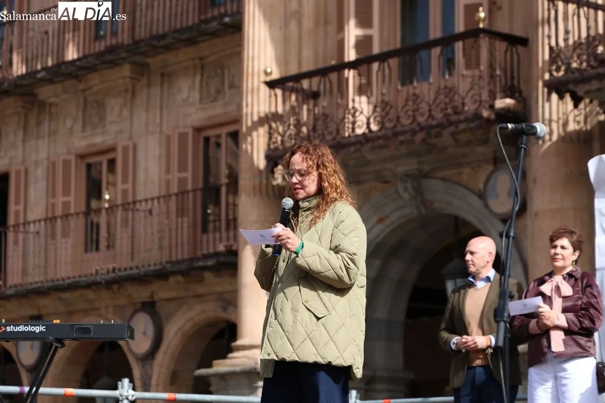Marea azul en la Plaza Mayor de Salamanca para exigir la inclusión real del autismo | FOTOS: David Sañudo