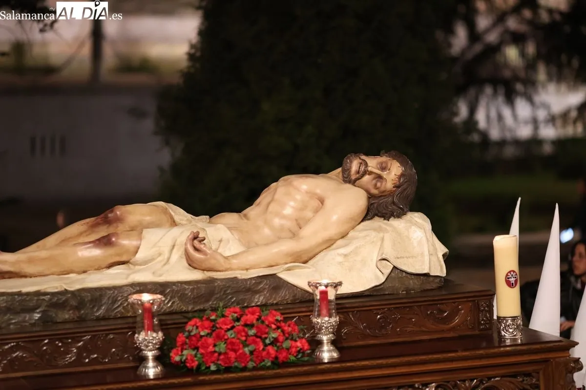 El silencio y el respeto marcan la procesión del Cristo Yacente | FOTOS: David Sañudo  