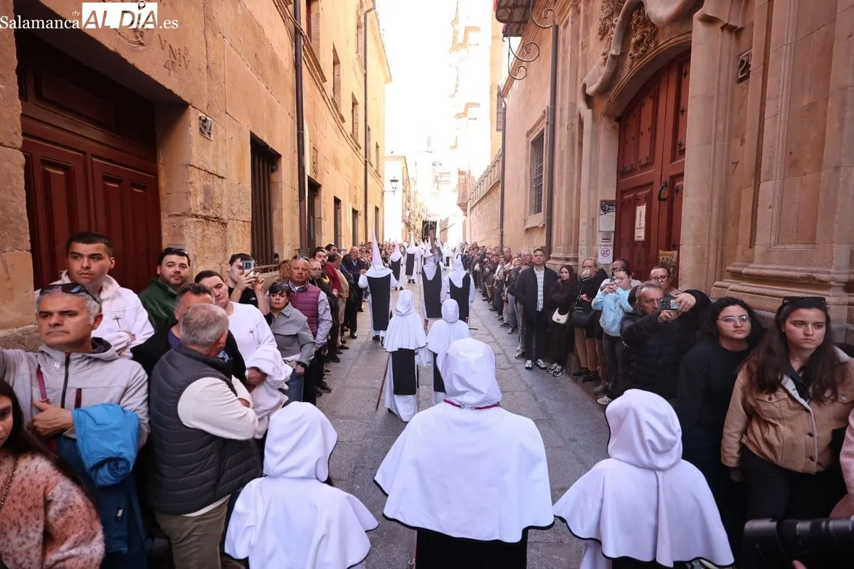 El Vía Crucis recorre Salamanca con su tradicional parada en el Hospital de la Trinidad | FOTOS: David Sañudo 