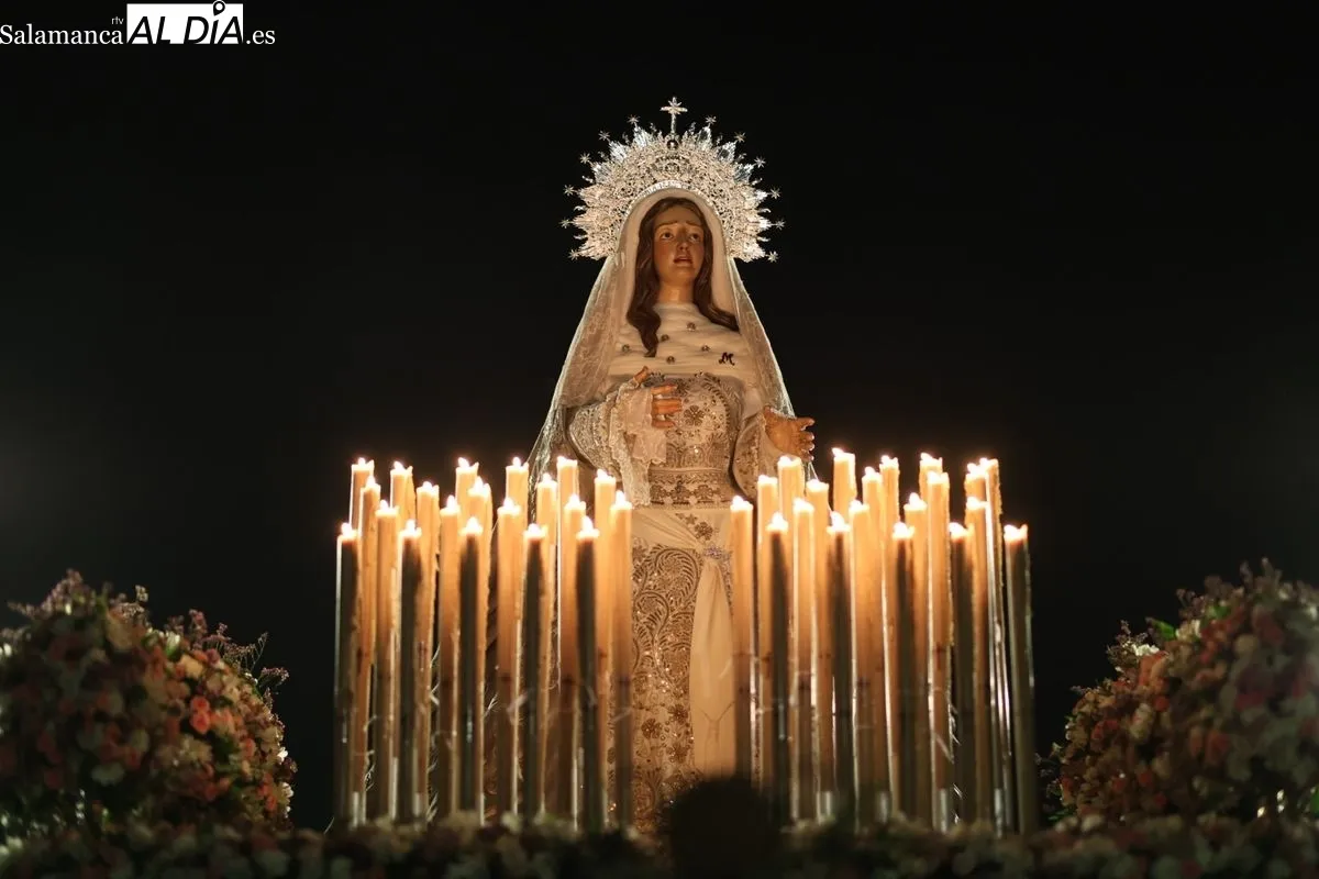 El Cristo del Amor y de la Paz y María Nuestra Madre cruza el Puente Romano arropado por multitud de fieles | FOTOS: David Sañudo 