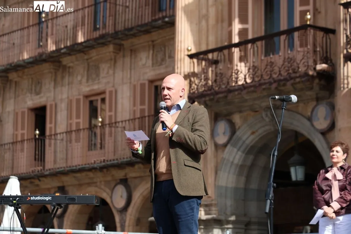 Marea azul en la Plaza Mayor de Salamanca para exigir la inclusión real del autismo | FOTOS: David Sañudo