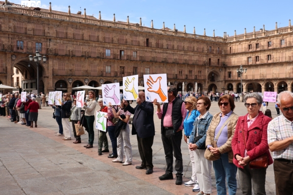 Abrazo a la Plaza en Salamanca: clamor contra el hambre