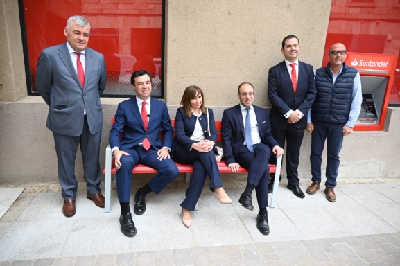 Ciudad Rodrigo instala bancos de tarjetas recicladas del Banco Santander