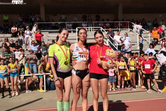 FOTOS | Máxima emoción en la final de los Juegos Escolares de atletismo en Las Pistas