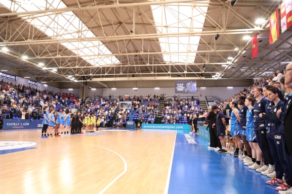 FOTOS | La afición del Perfumerías Avenida no se pierde el último partido de Liga regular en casa con minuto de silencio por M4RÍA