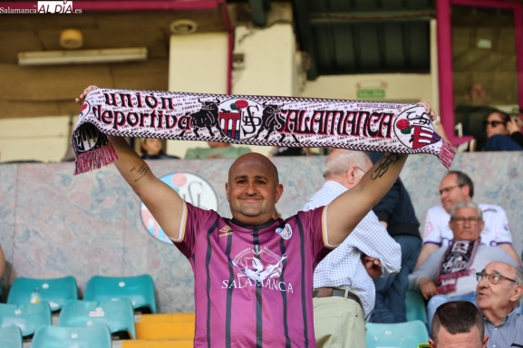 FOTOS | La afición del Salamanca UDS despide la Semana Santa en el Helmántico