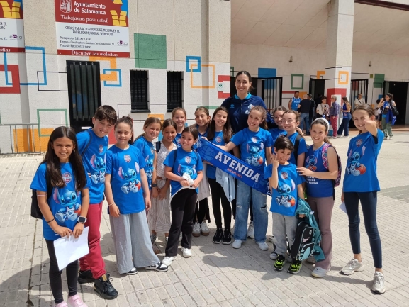 Los jóvenes de la Escuela Municipal de Baloncesto de Ciudad Rodrigo presencian un partido del equipo Perfumerías Avenida en Salamanca 