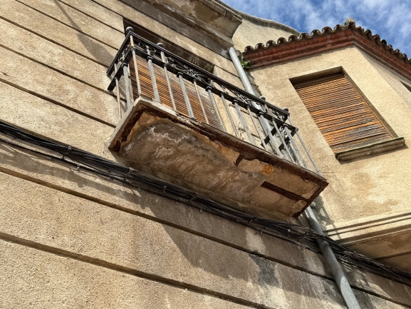 Alerta vecinal sobre el riesgo de caía que muestra un balcón antiguo entre Nuestra Señora y El  Payo