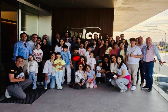 Los pequeños de las familias de EFCL participan en una original visita a la empresa peñarandina Dulca