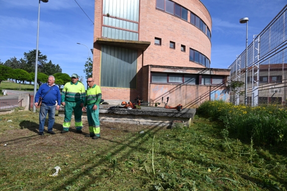 El Ayuntamiento de Ciudad Rodrigo refuerza el desbroce de sus zonas verdes y el río