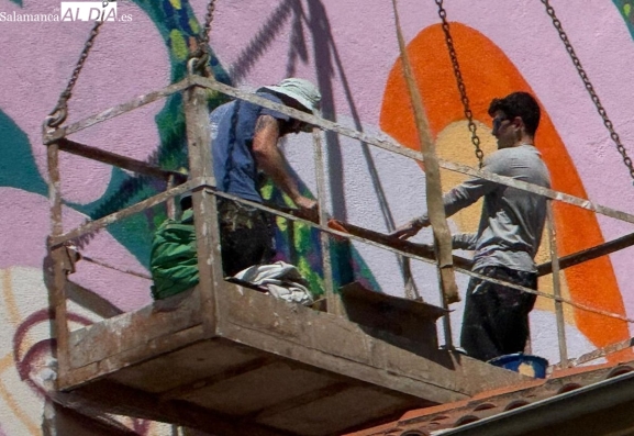 El muralista Murfin pinta Paraíso en el Barrio del Oeste