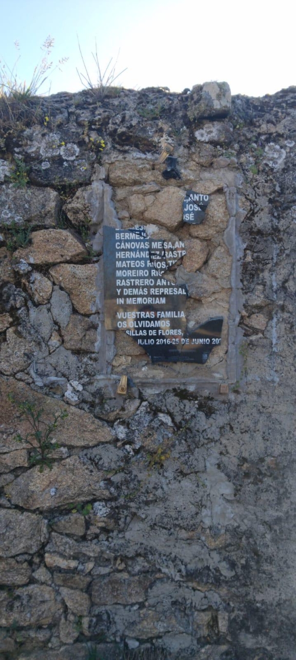 Destrozan la placa de memoria en Casillas de Flores