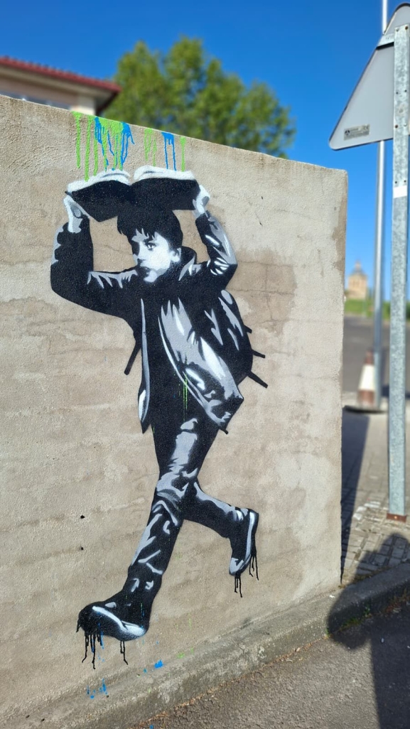 El artista callejero mirobrigense NADIE realiza una obra callejera en Ciudad Rodrigo  