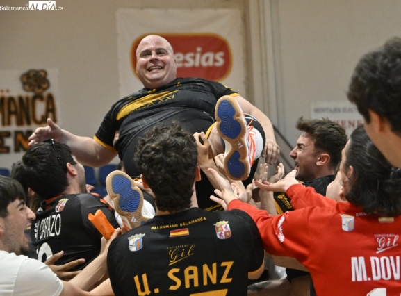 FOTOS | La leyenda Sebas Elena se retira por todo lo alto en el BM Salamanca y pone fin a una carrera de 36 años