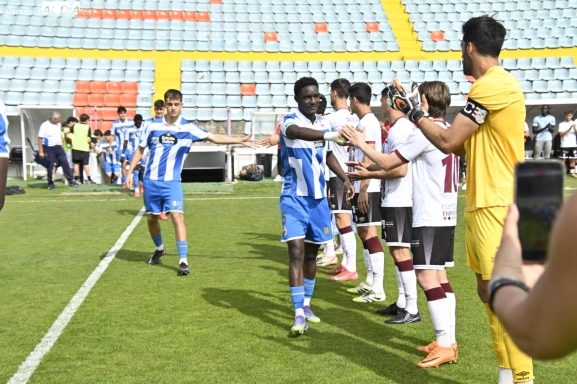 FOTOS | El Helmántico guarda un minuto de silencio por María Caamaño y el Salamanca UDS hace el pasillo al Fabril